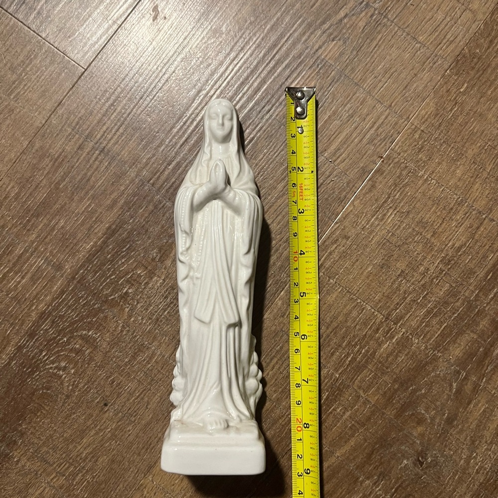 Preying mother Mary porcelain piece